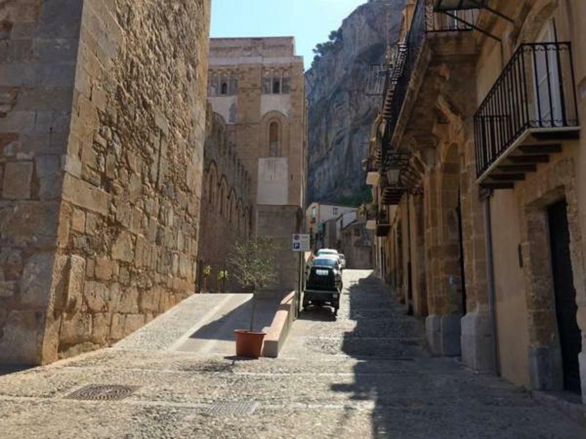 Cefalu Cathedral Palace Exterior foto
